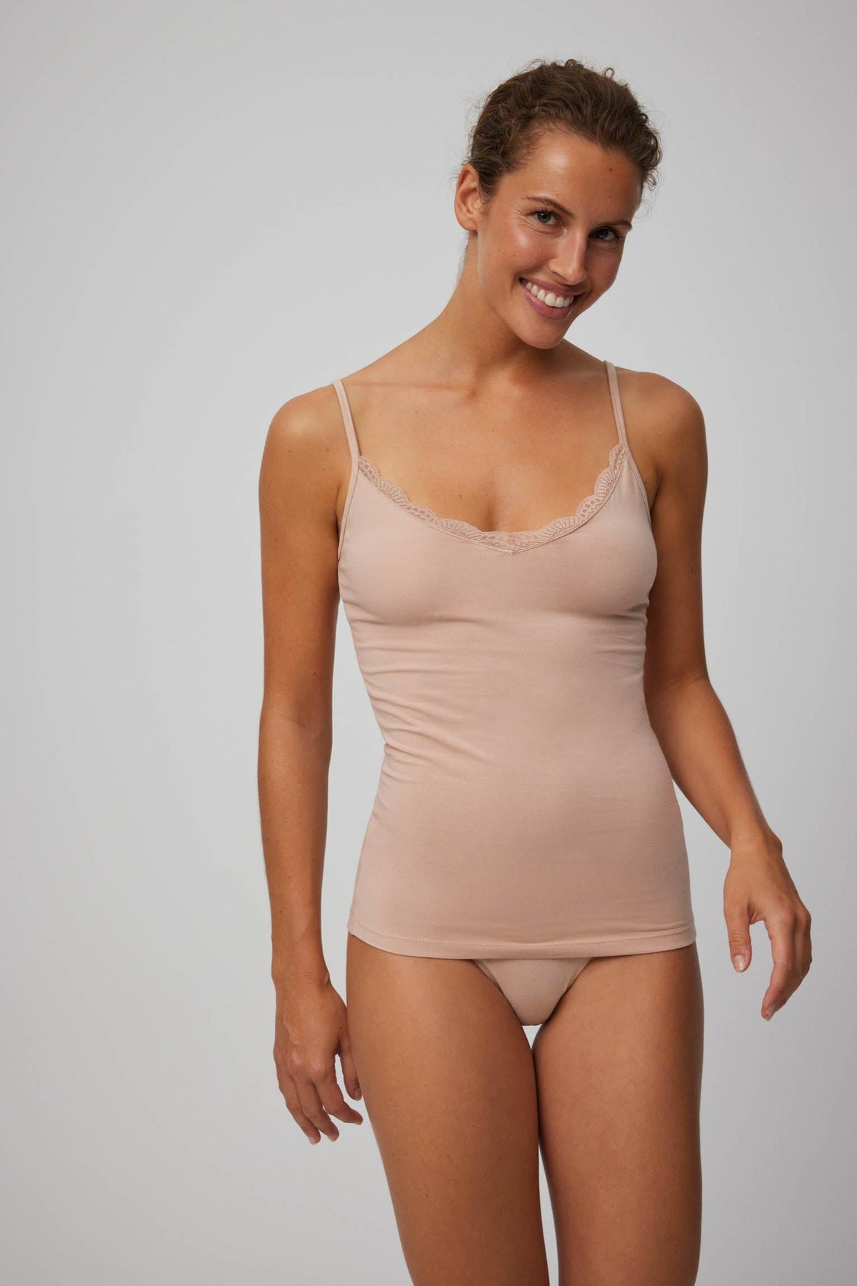 Camiseta lencera tirante fino algodón nude