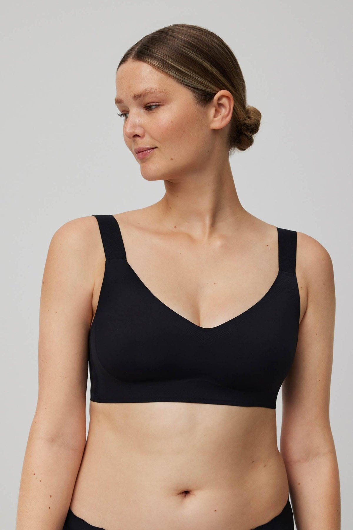Brasier sin aro con tirantes anchos y push-up ligero negro