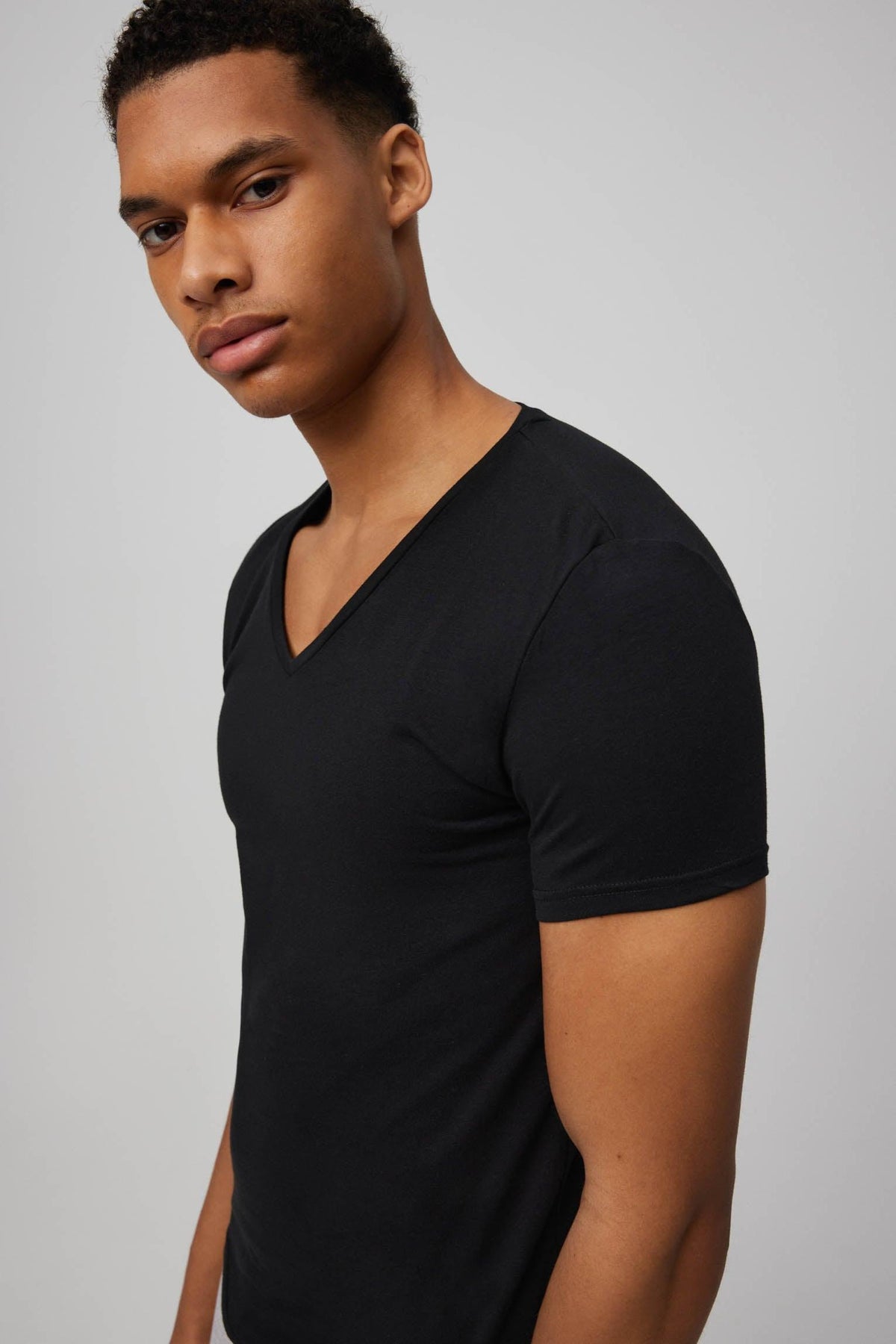Camiseta interior manga corta cuello en V negro