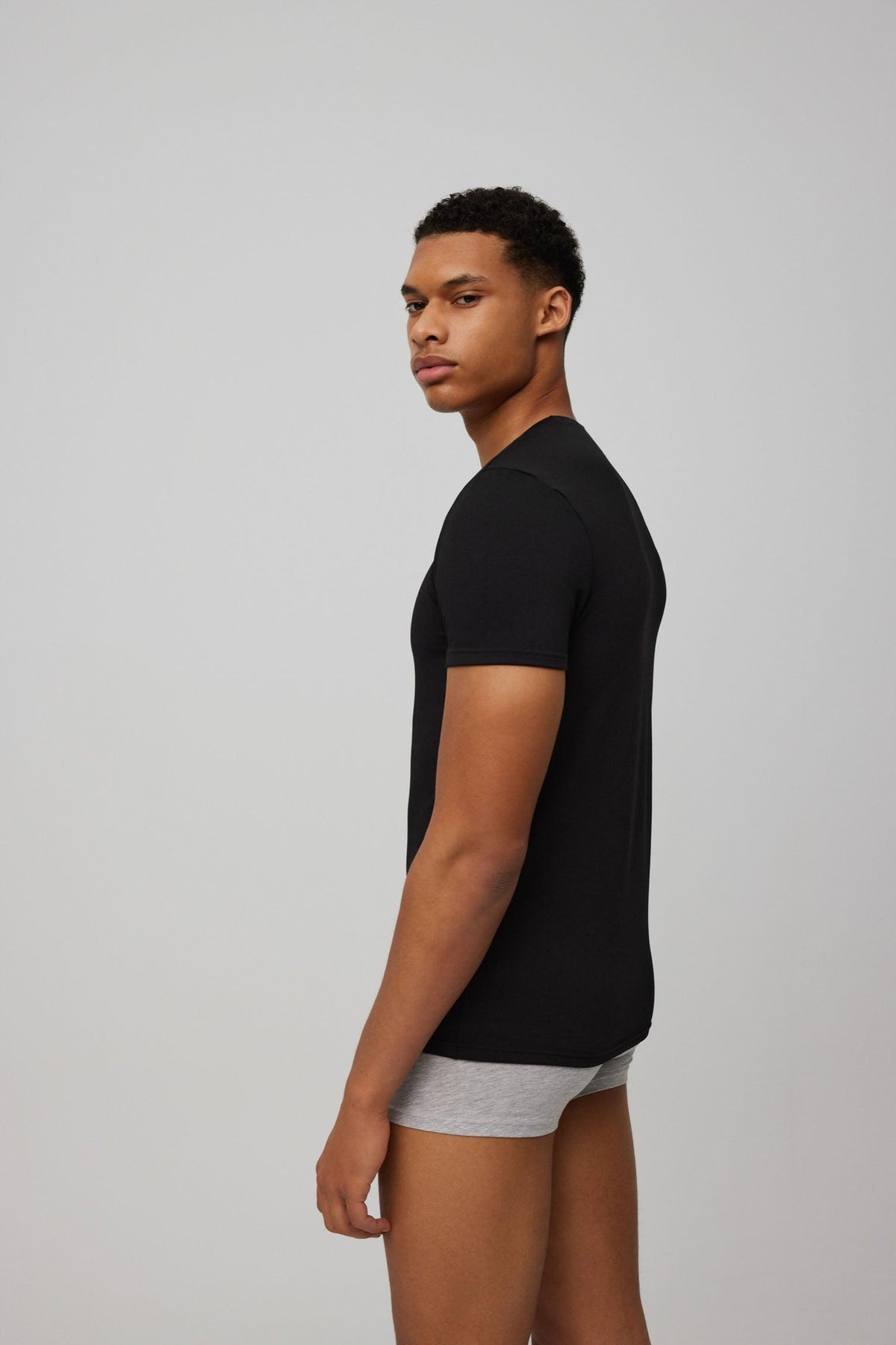 Camiseta térmica interior cuello V manga corta negro