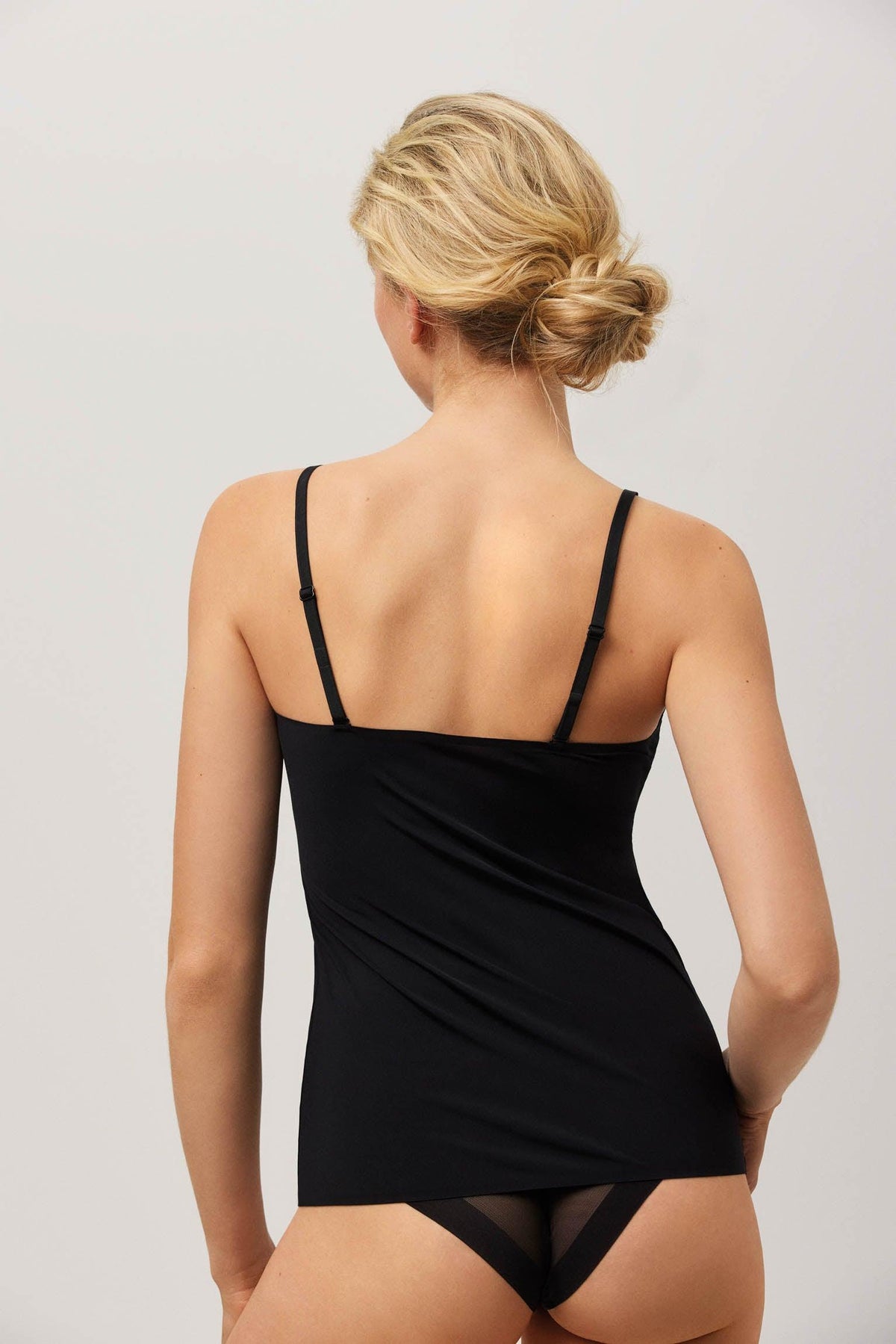 Camiseta de tirantes con escote de tul negro