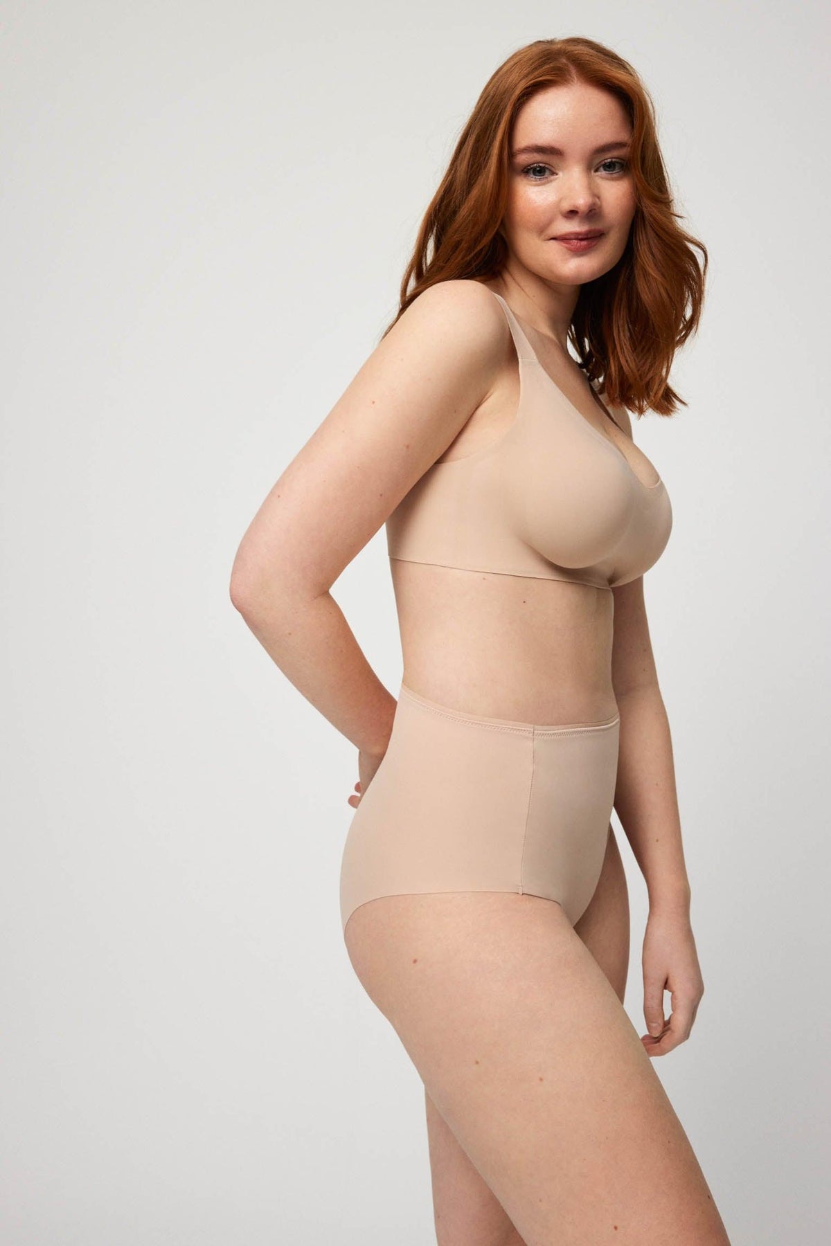Brasier sin aro con tirantes anchos y push-up ligero nude