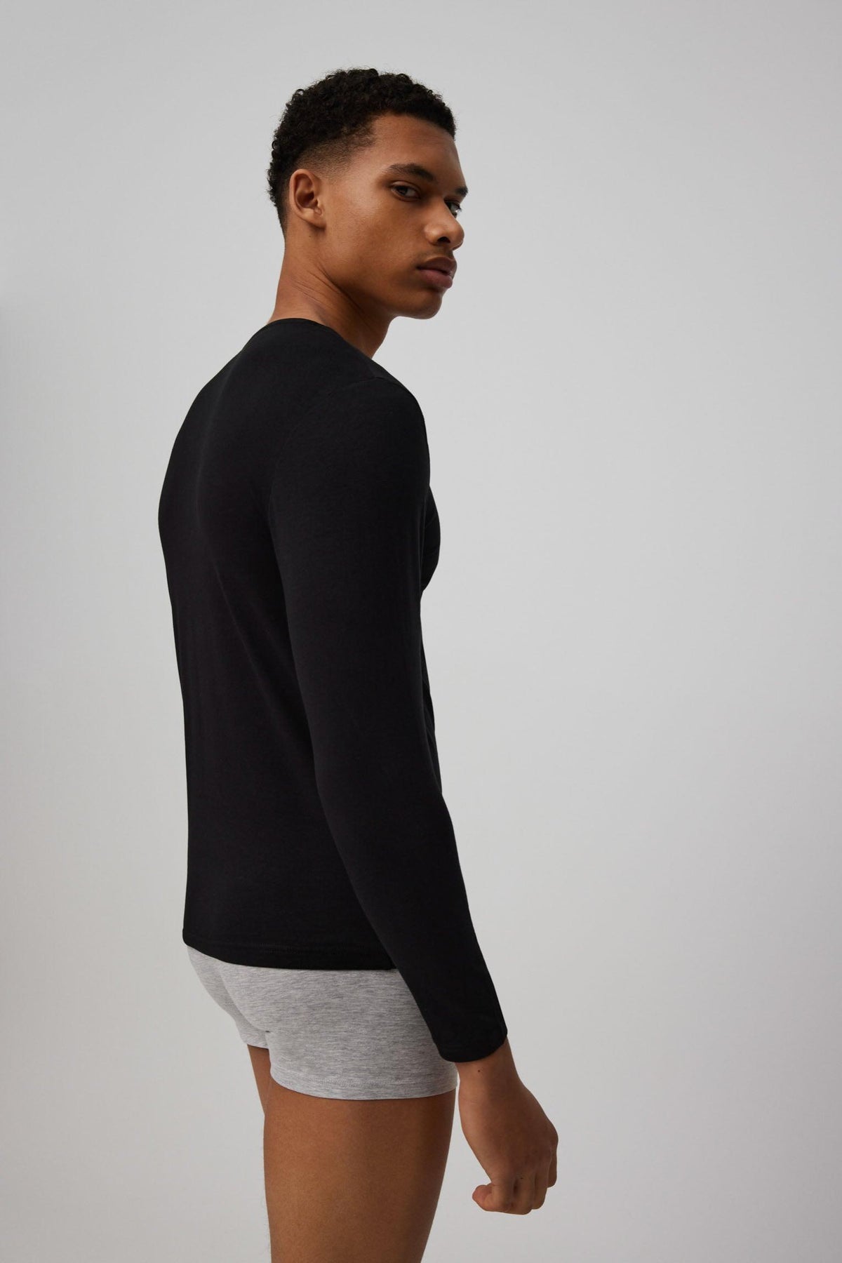 Camiseta interior de manga larga con cuello en V de algodón negro