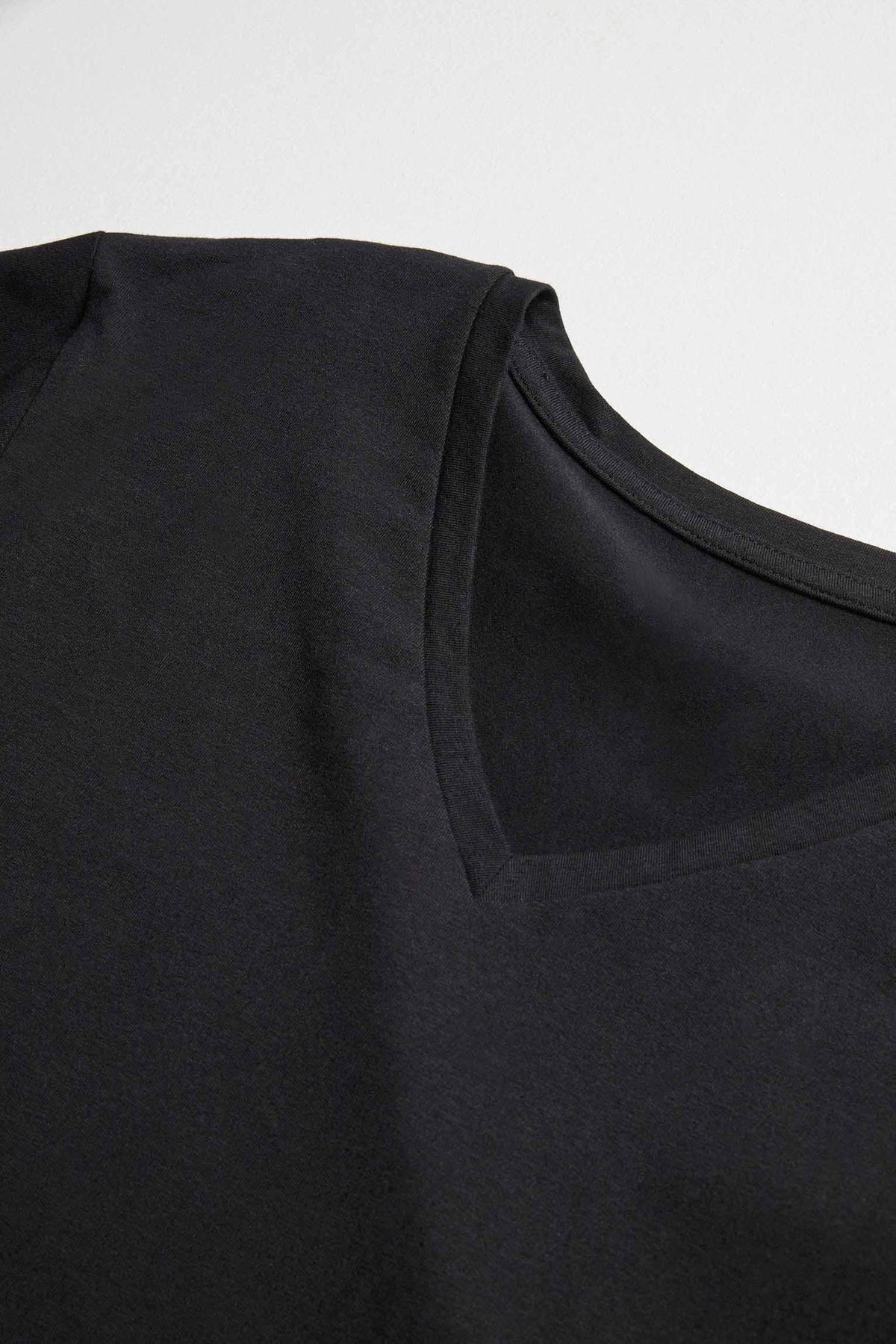 Camiseta interior de manga larga con cuello en V de algodón negro