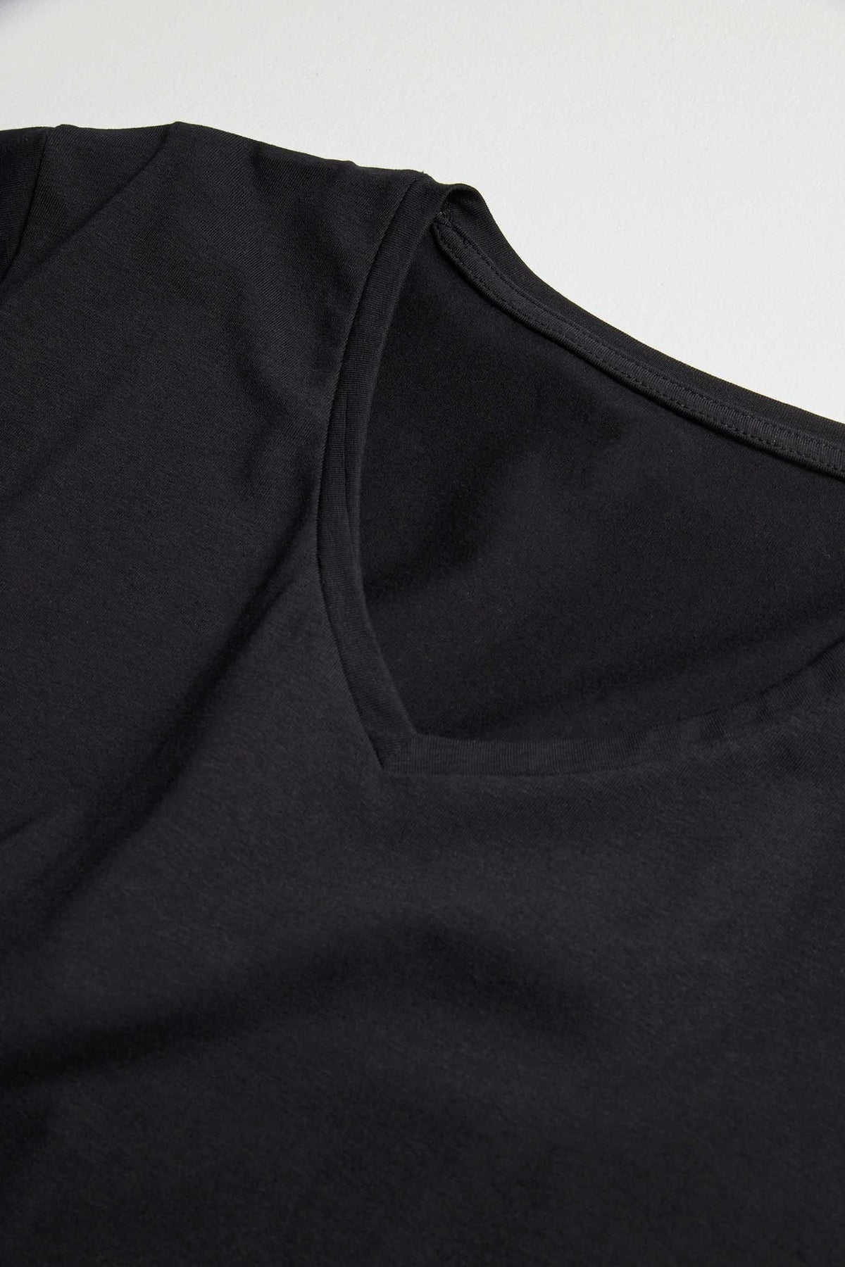Camiseta interior manga corta cuello en V negro
