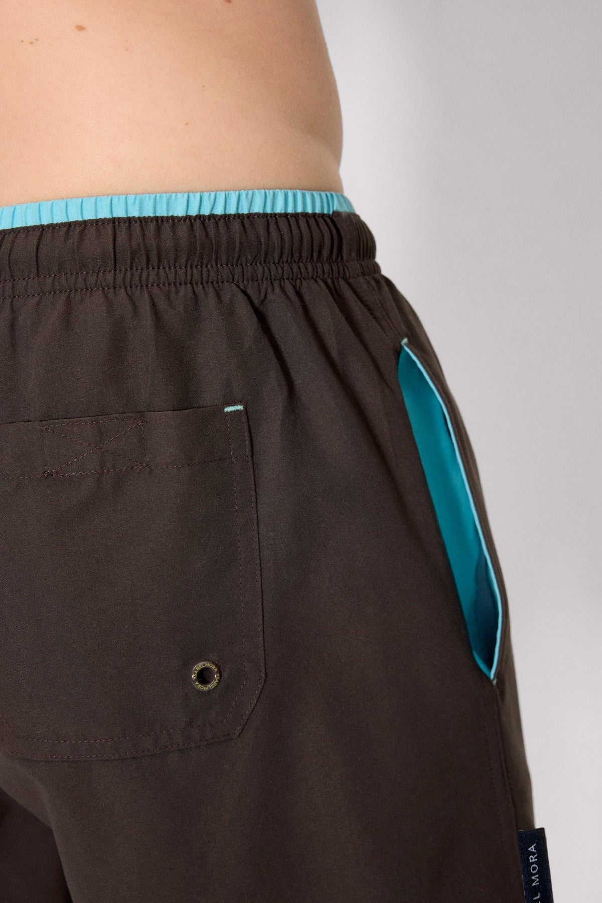 Traje de baño básico negro de medio cuerpo