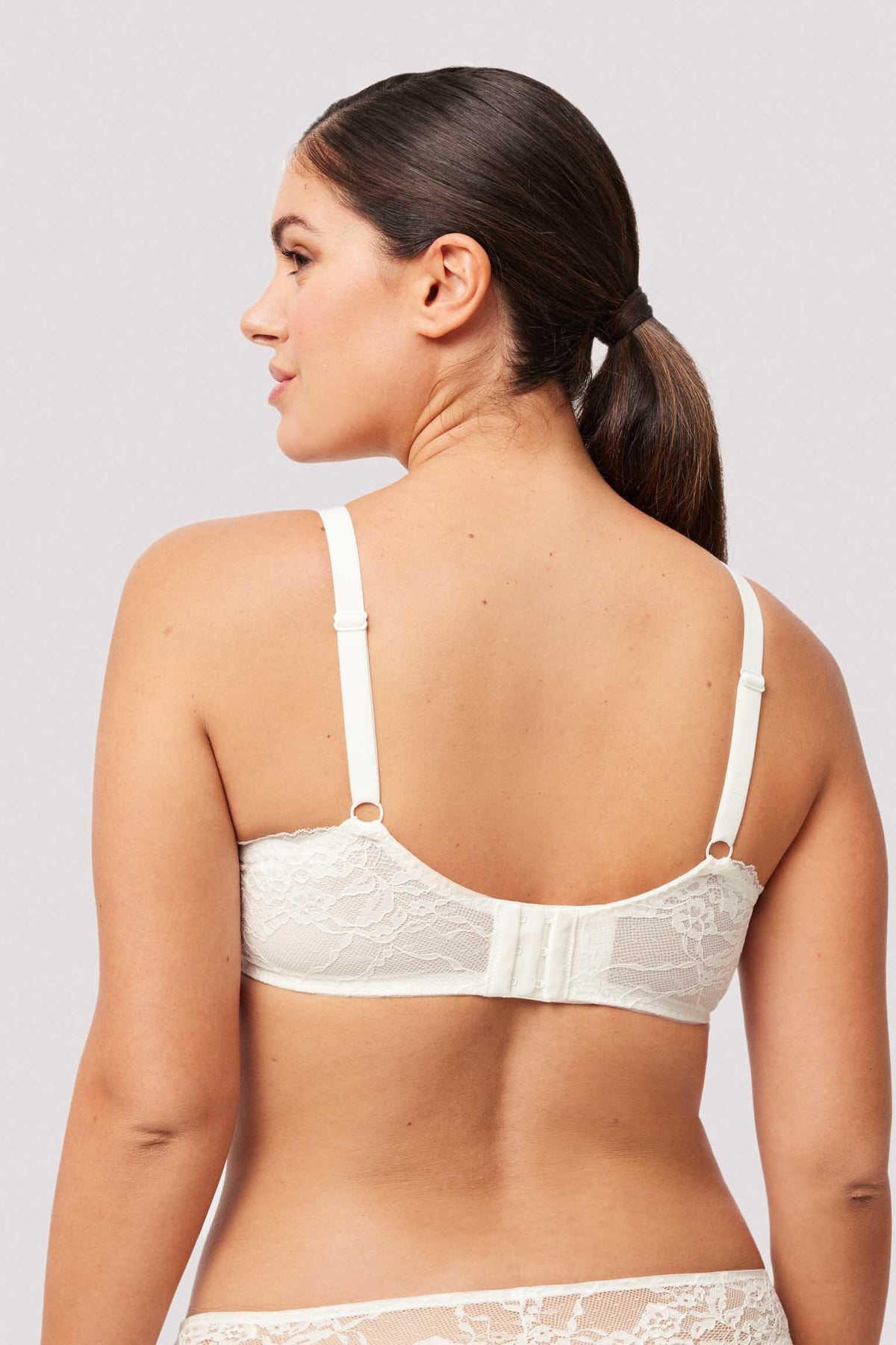 Brasier con varillas sin relleno de encaje color marfil