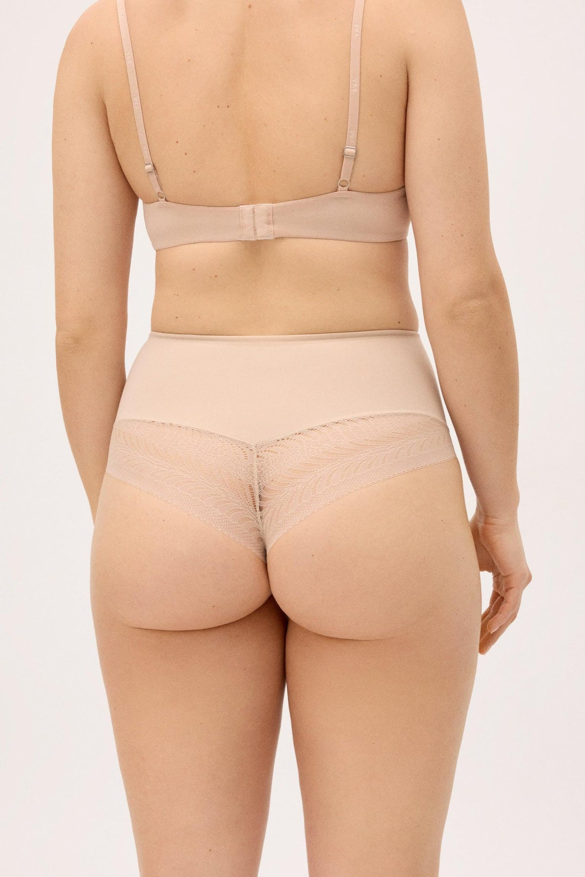 Tanga reductor de compresión media con encaje nude