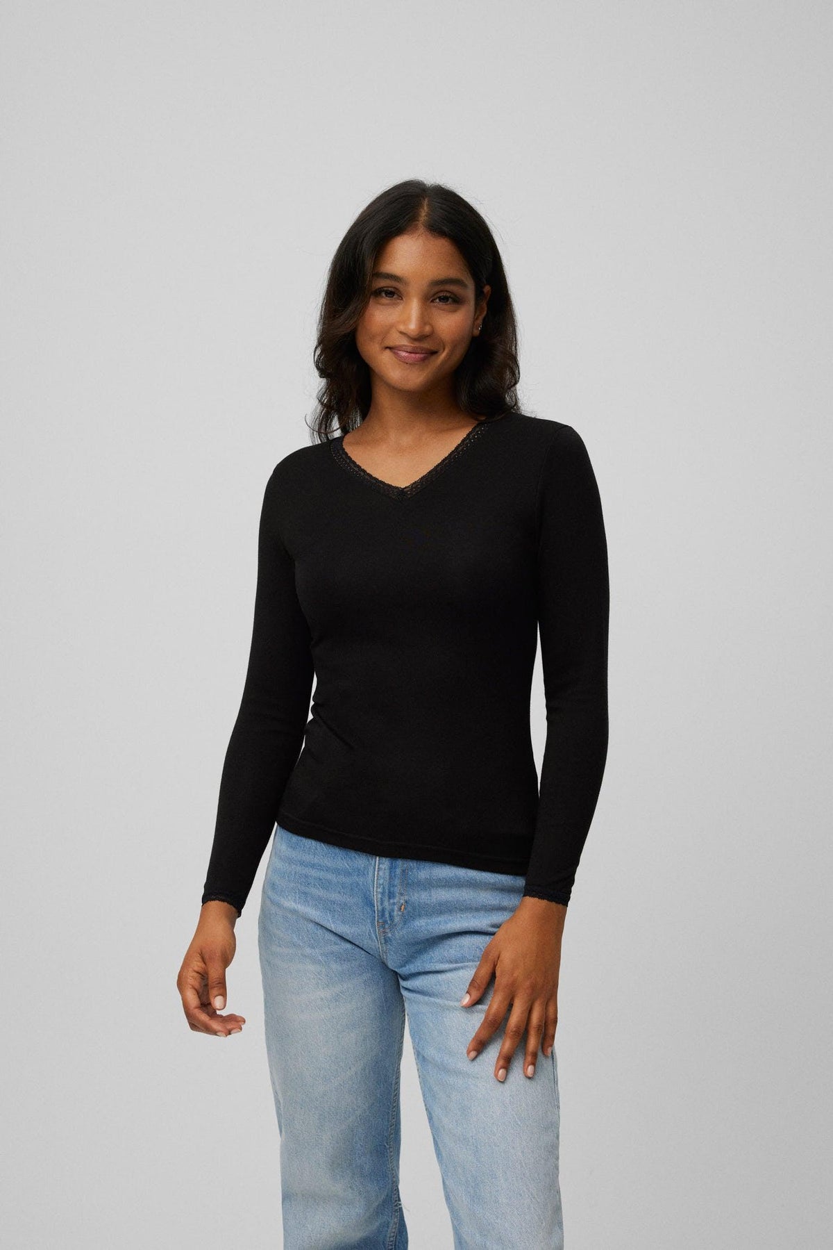 Camiseta térmica control de temperatura con detalle de encaje manga larga negra