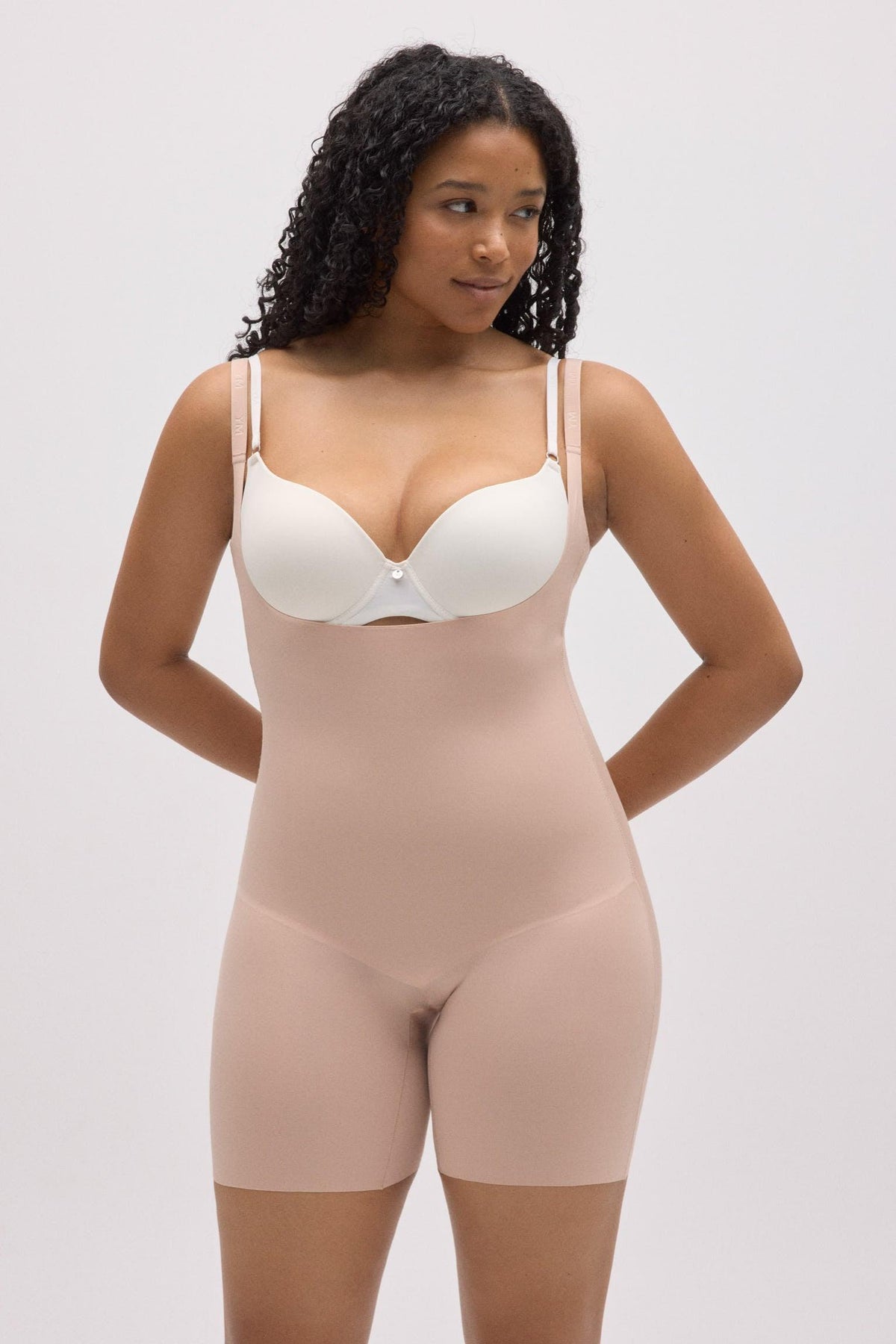 Body-up reductor con abertura y acabados invisibles color nude