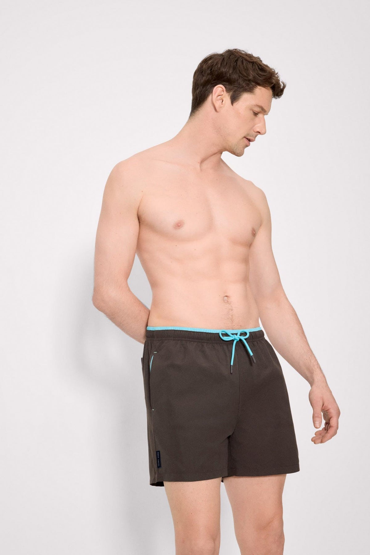 Traje de baño básico negro de medio cuerpo