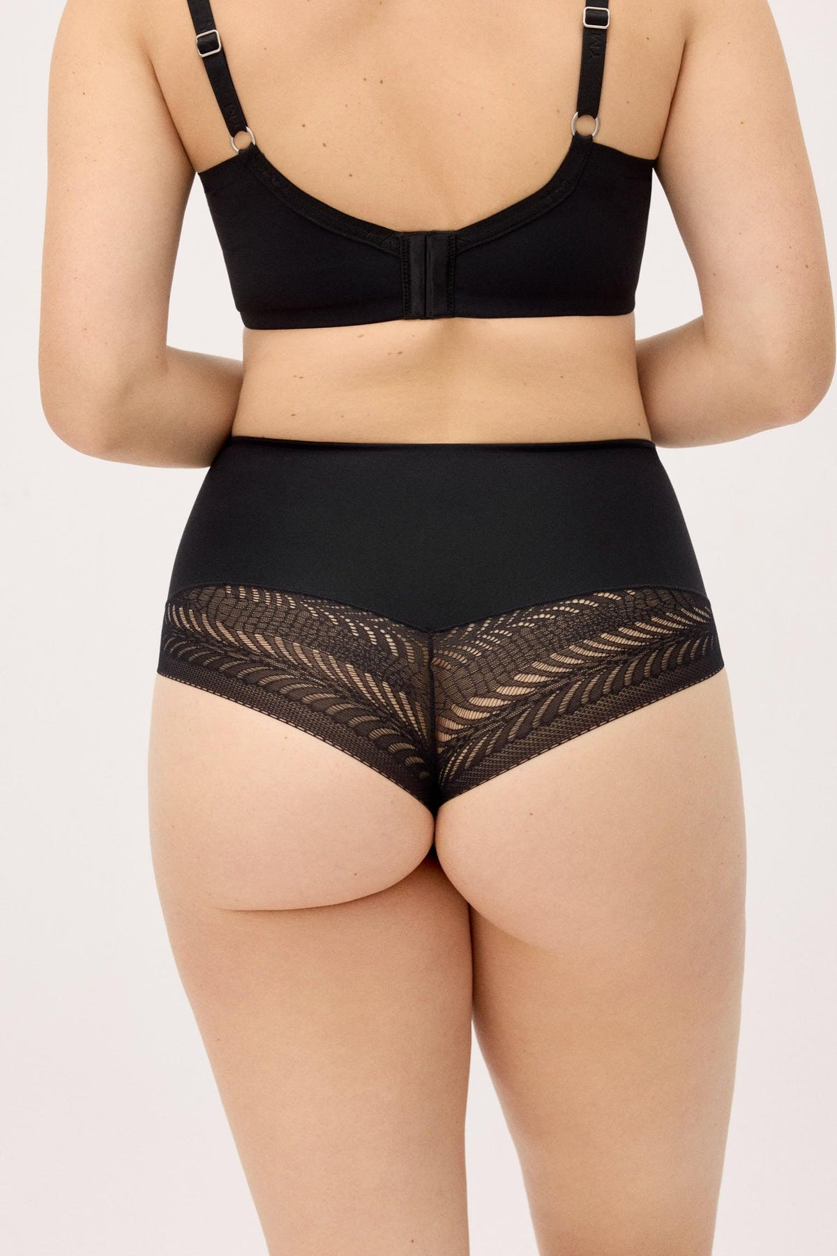 Tanga reductor compresión media encaje negro