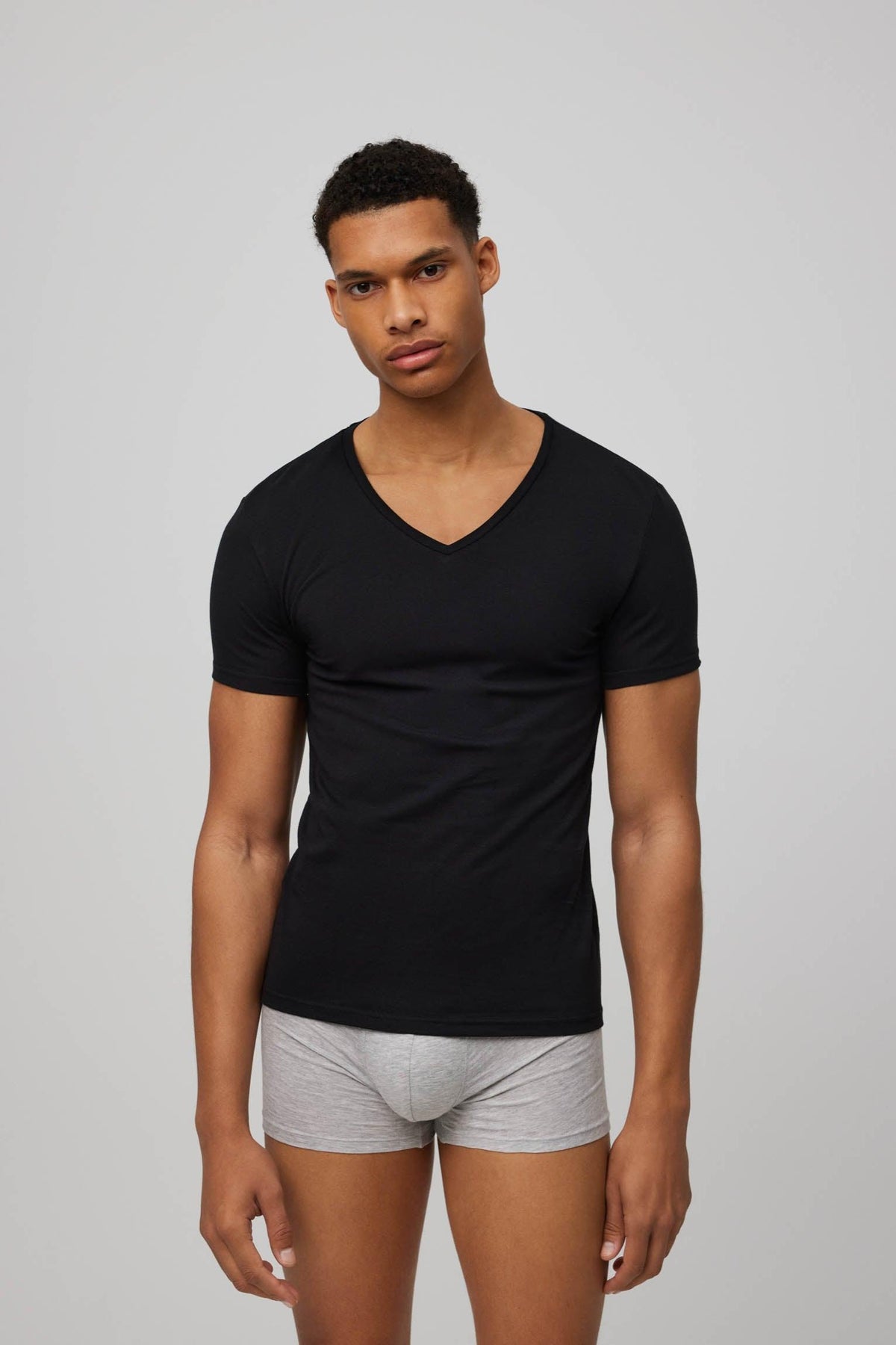 Camiseta interior manga corta cuello en V negro