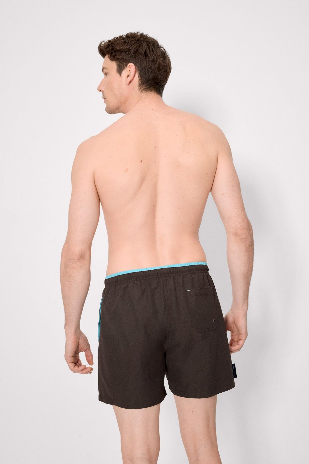 Traje de baño básico negro de medio cuerpo