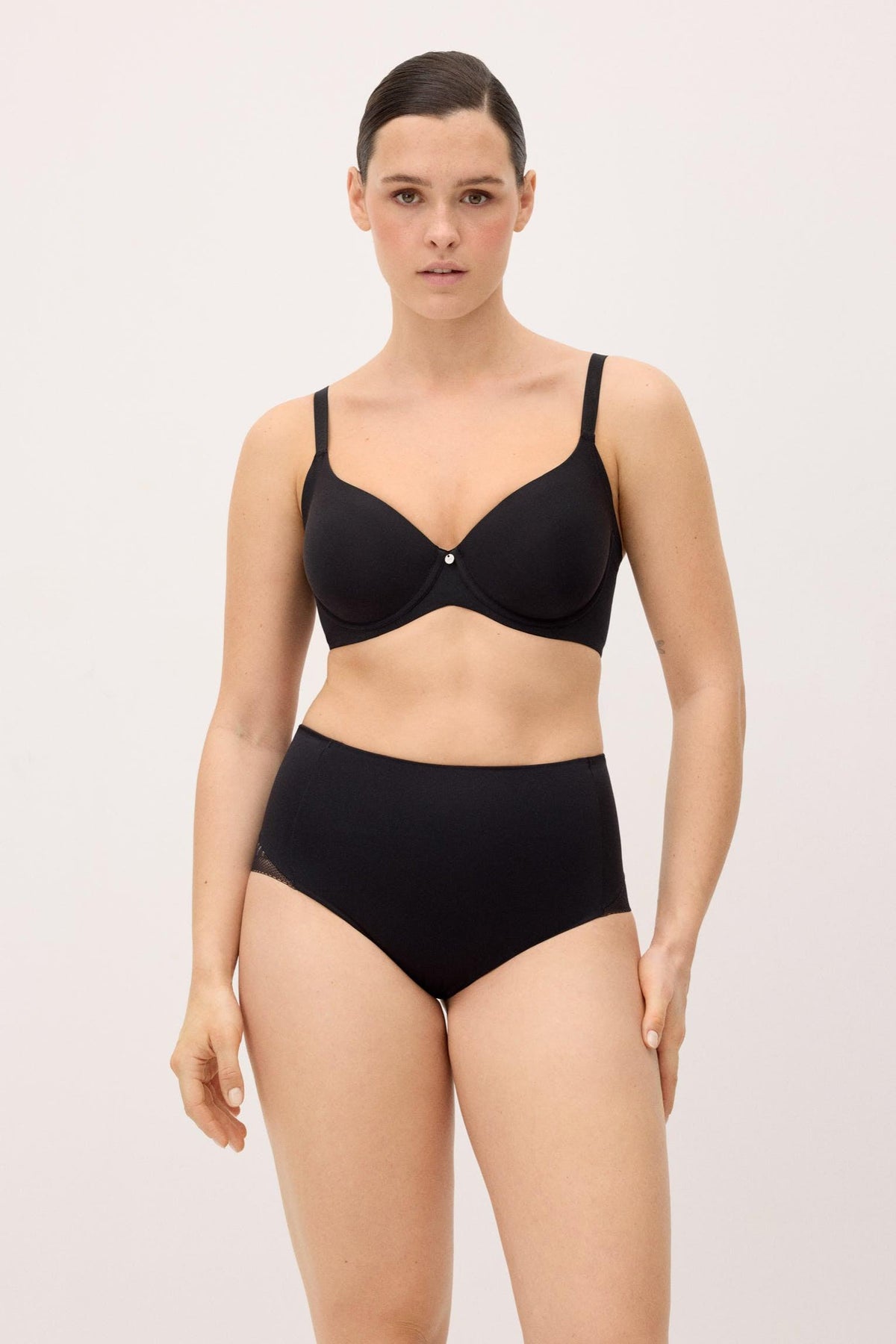 Tanga reductor compresión media encaje negro