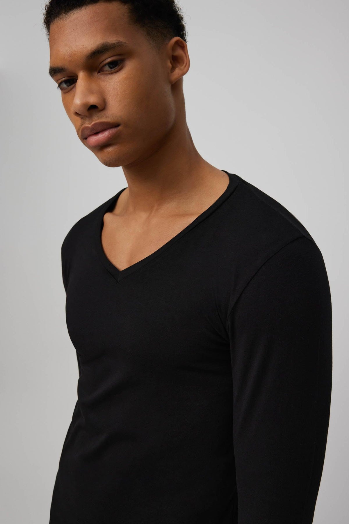 Camiseta interior manga larga cuello en V negro