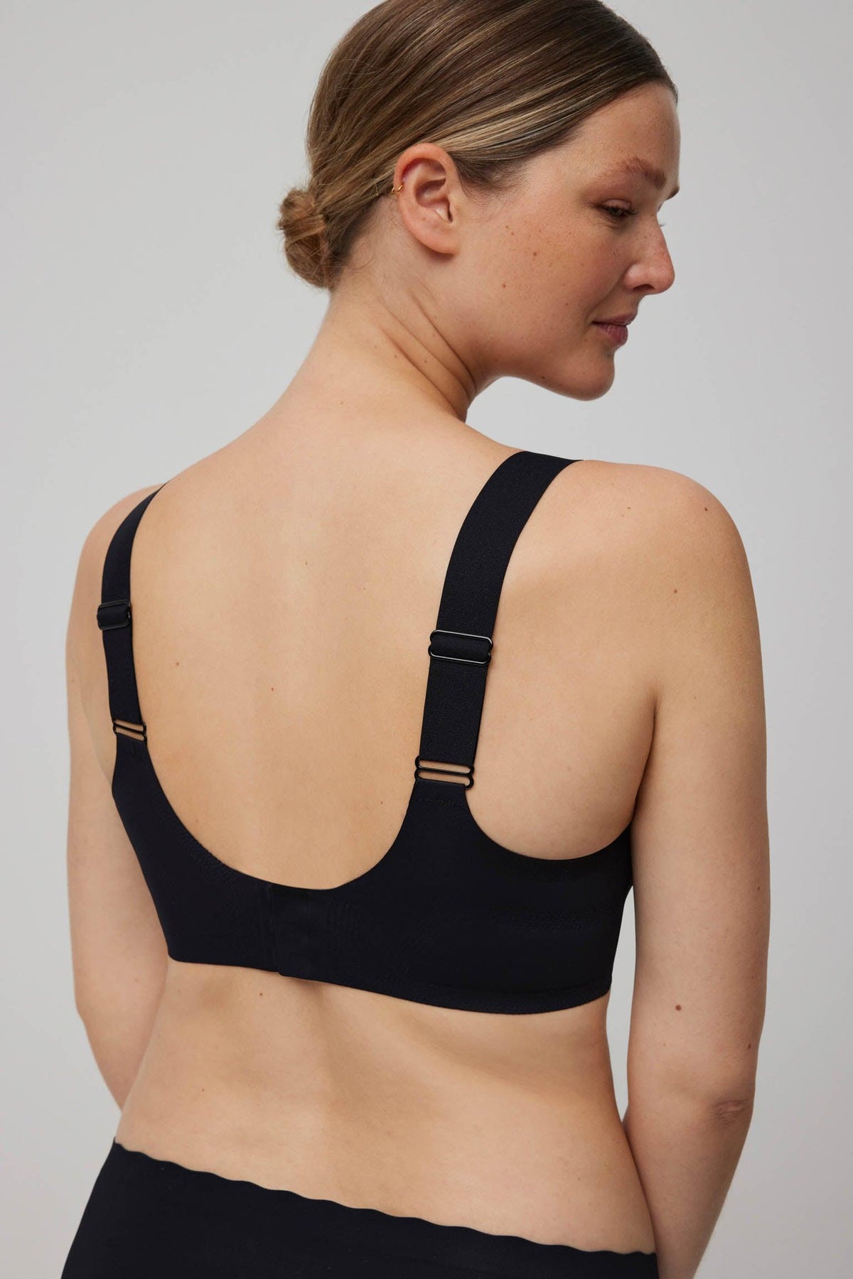 Brasier sin aro con tirantes anchos y push-up ligero negro