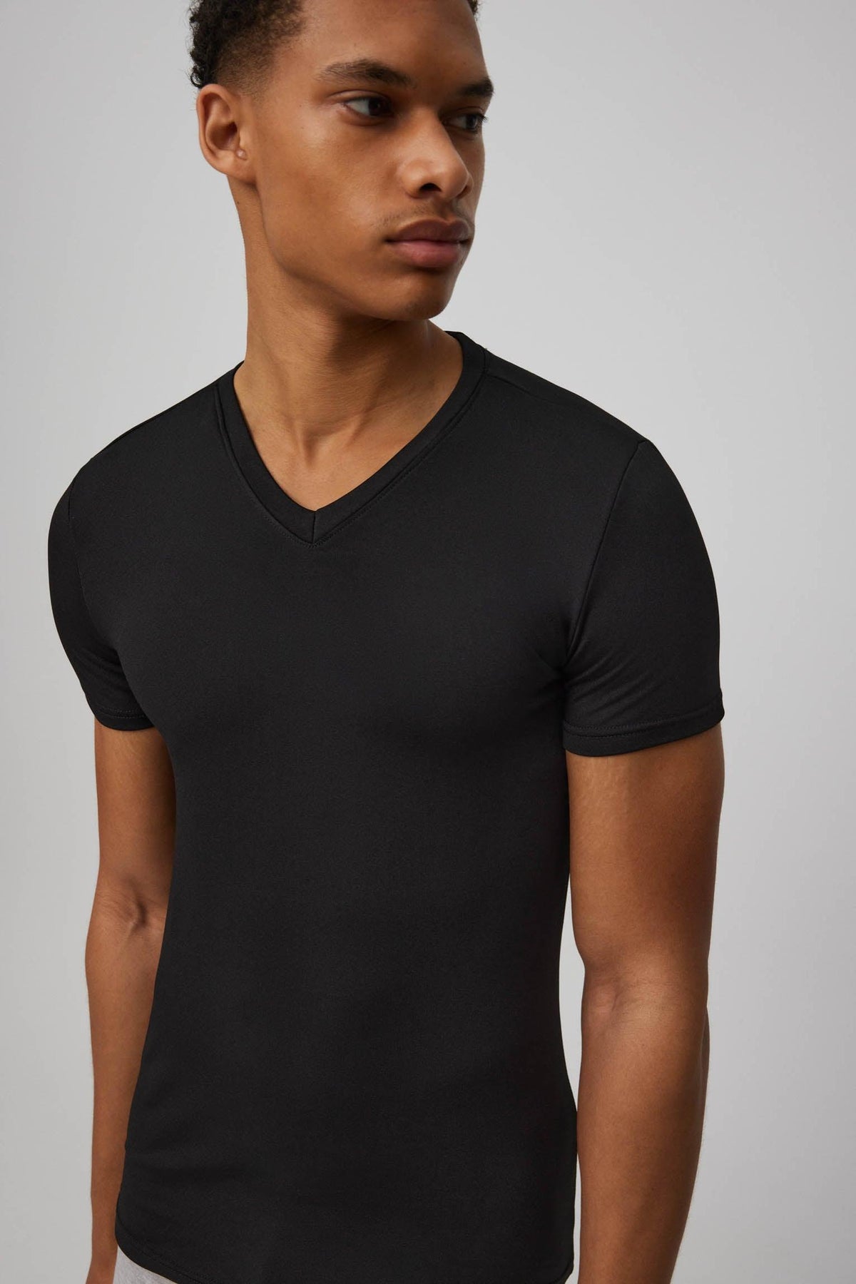Camiseta térmica interior cuello V manga corta negro