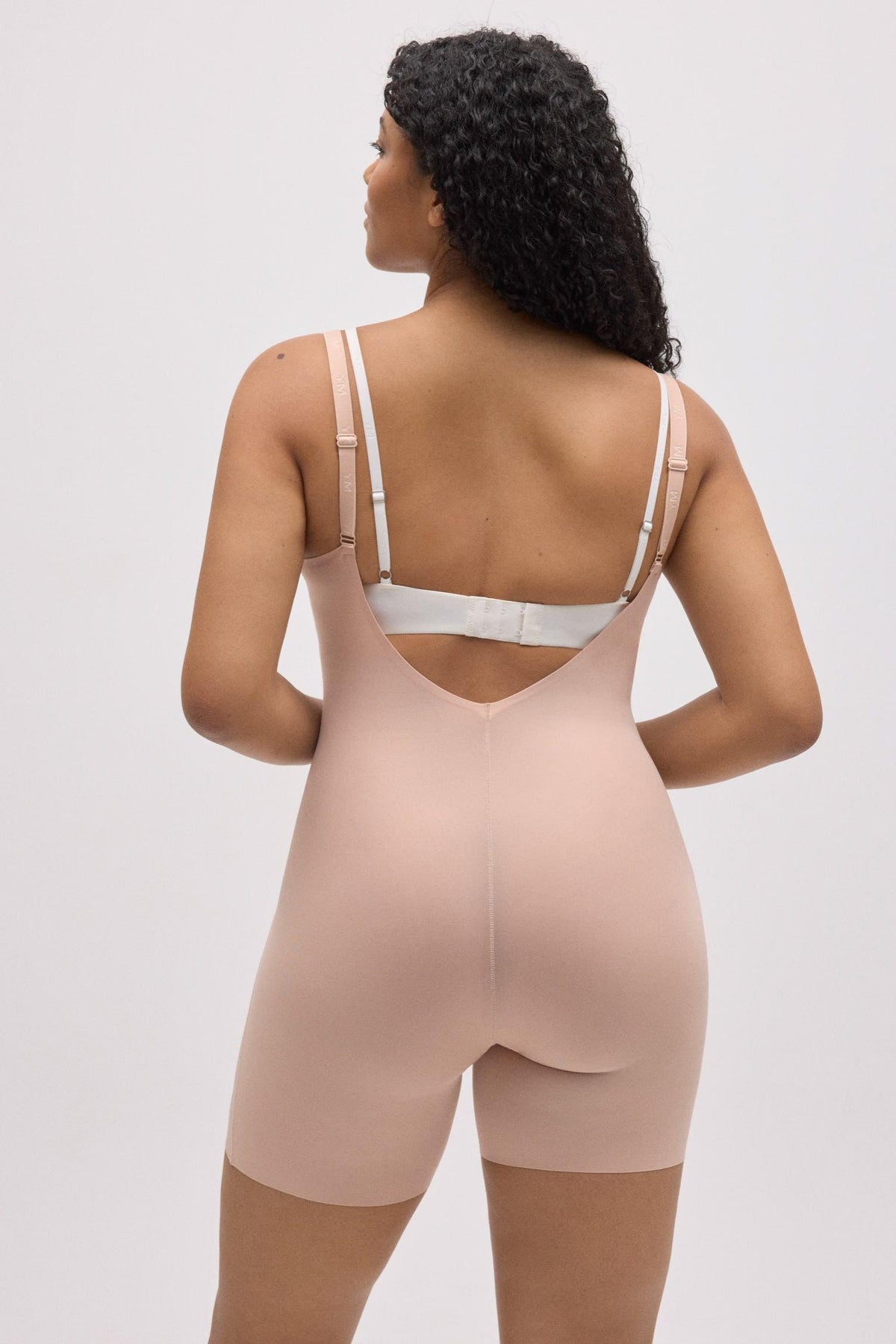 Body-up reductor con abertura y acabados invisibles color nude