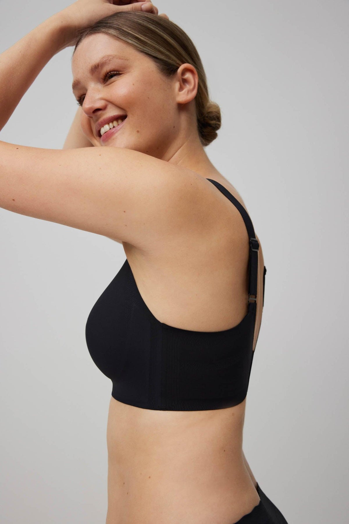 Brasier sin aro con tirantes anchos y push-up ligero negro