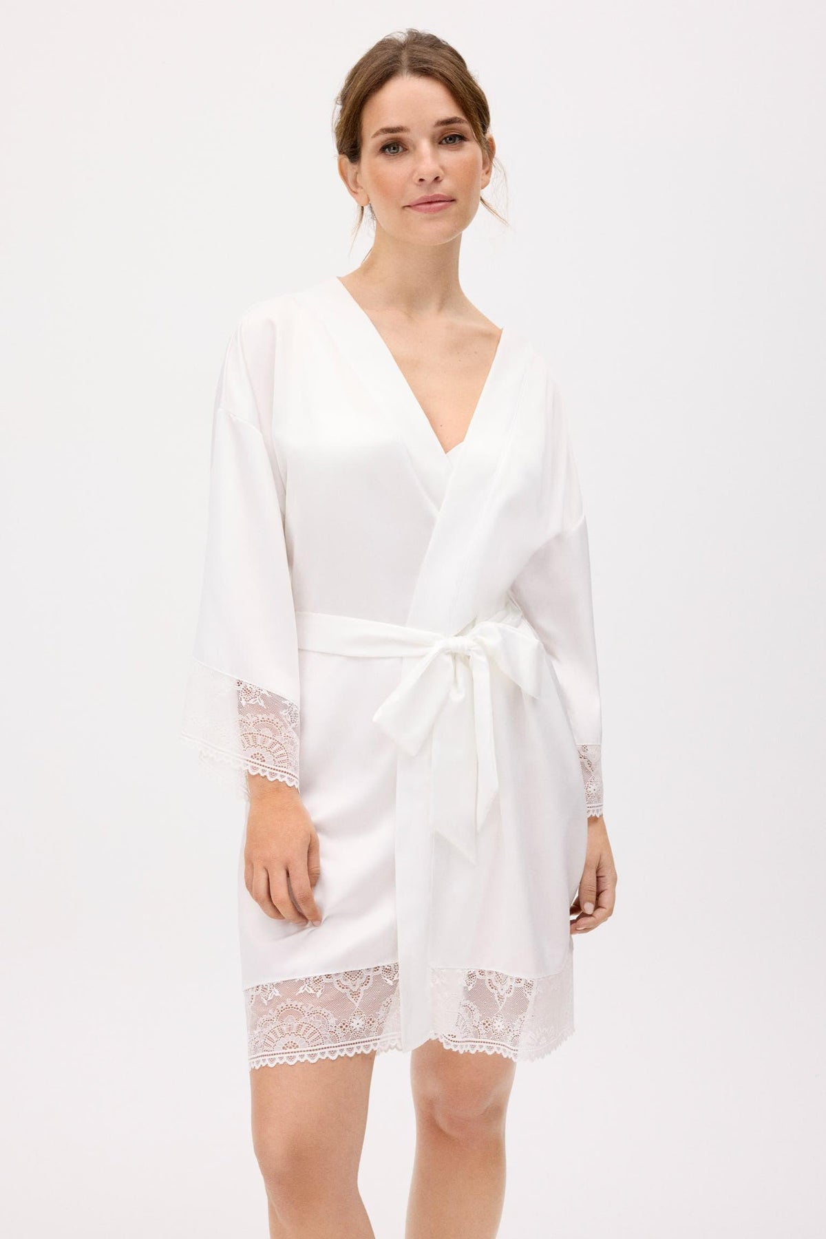Bata de manga larga de satén blanco | Colección Novia