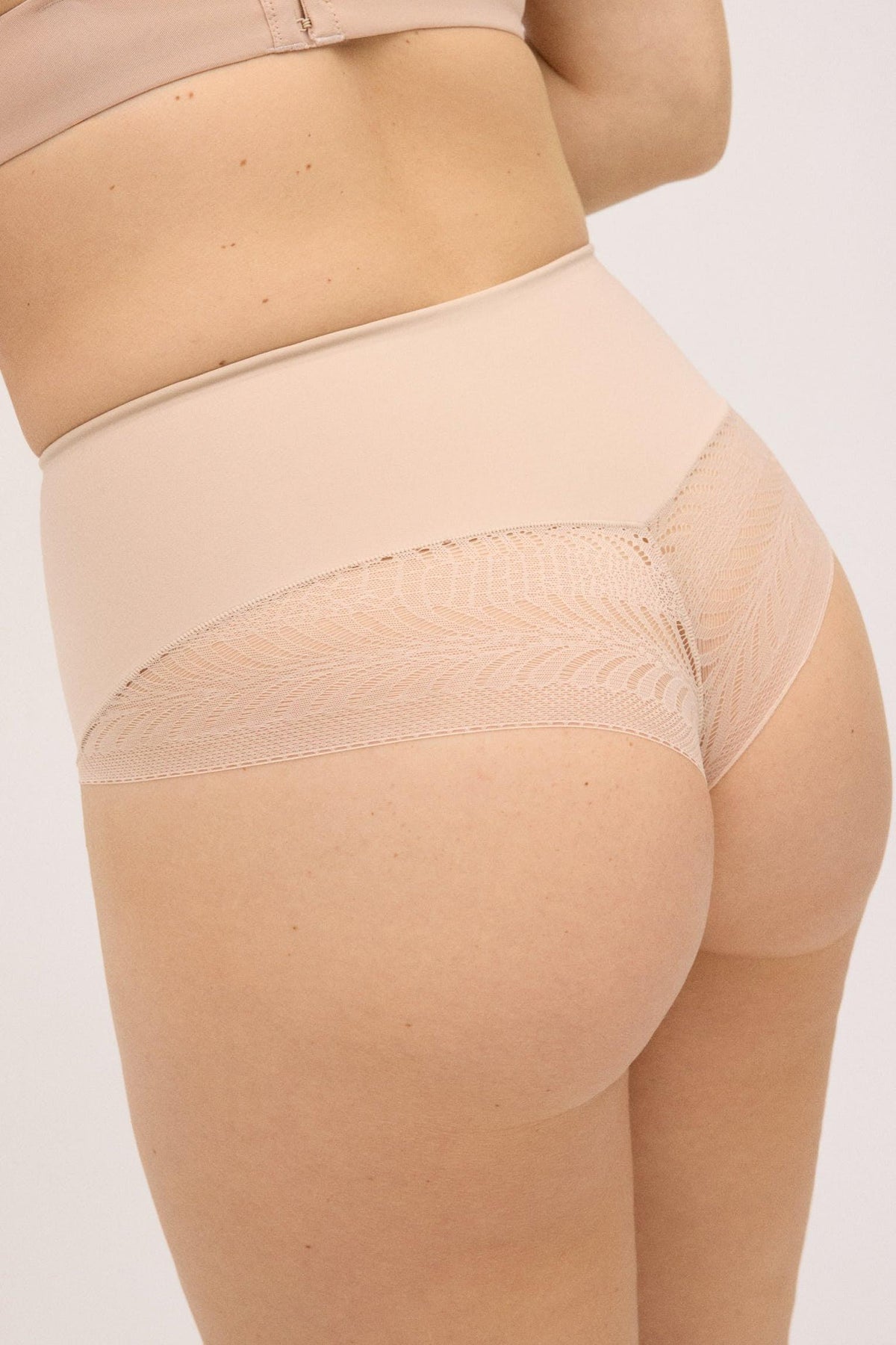 Tanga reductor de compresión media con encaje nude