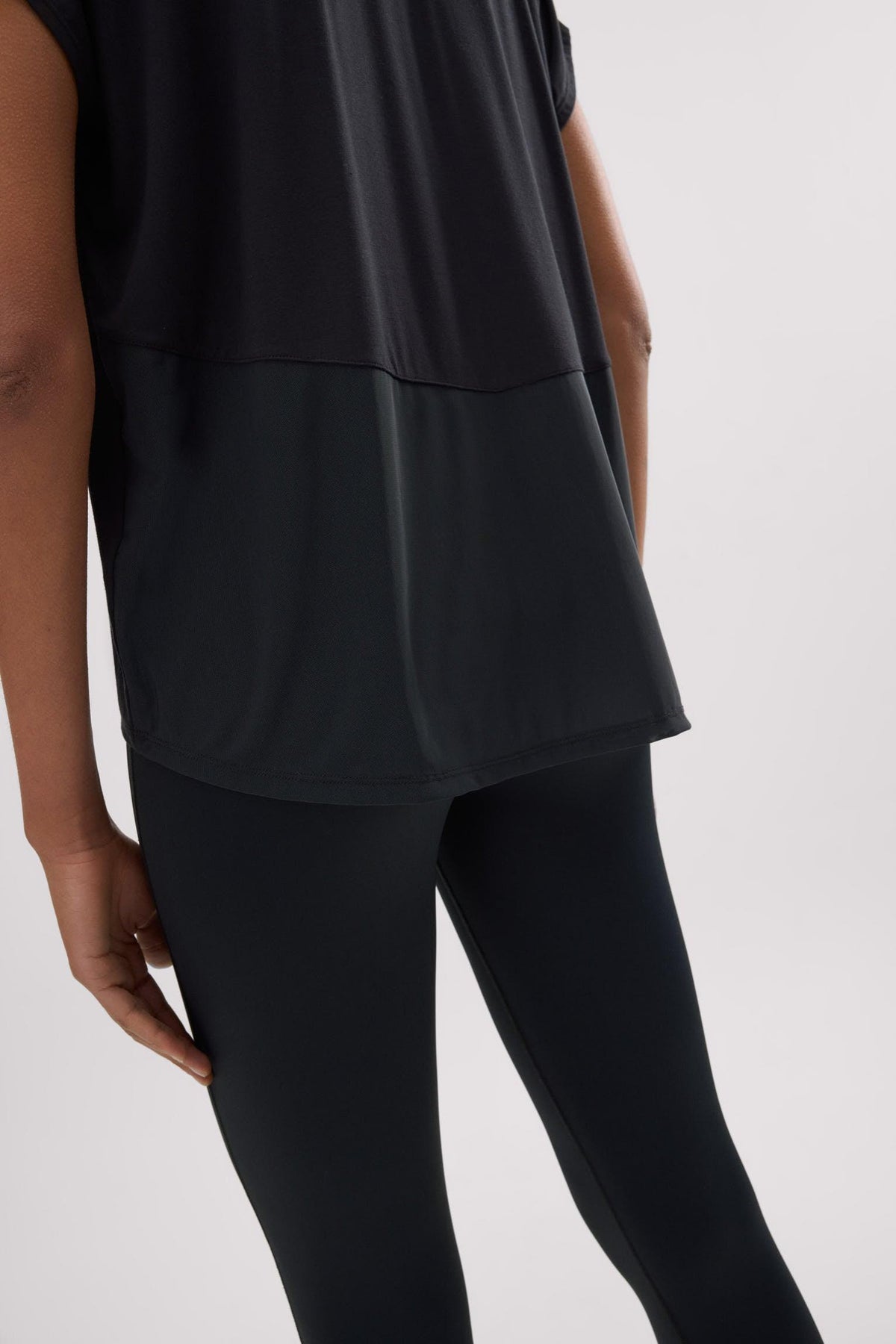 Camiseta deportiva manga corta fluida negra