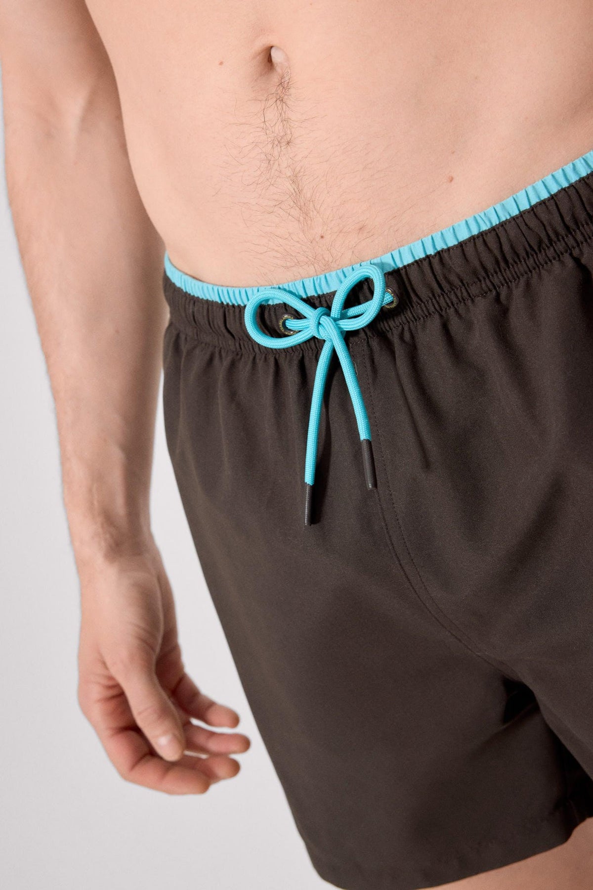 Traje de baño básico negro de medio cuerpo