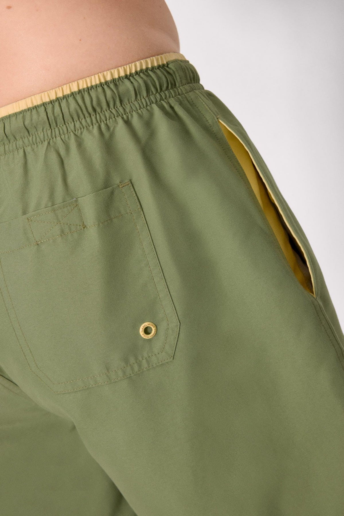 Traje de baño medio básico verde