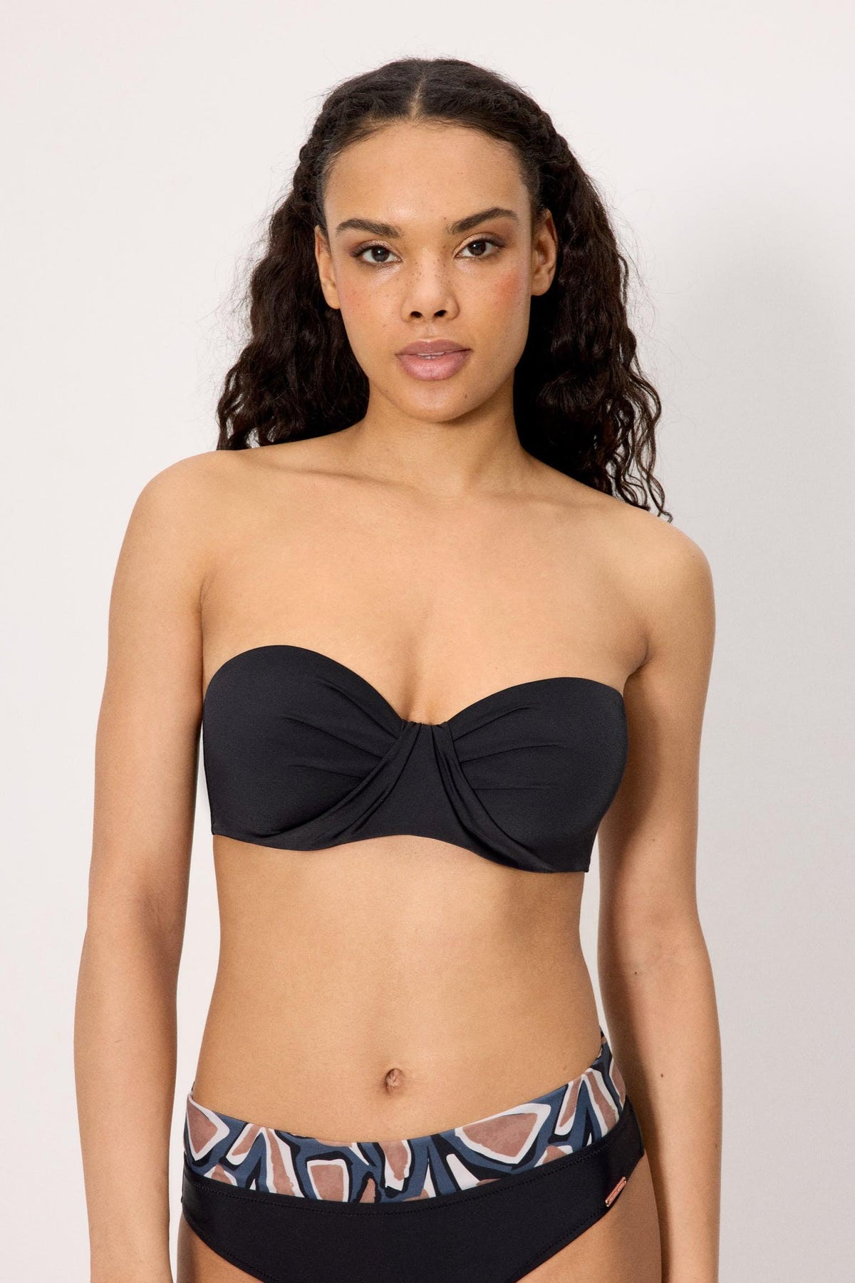 Top bikini bandeau negro copas C y D