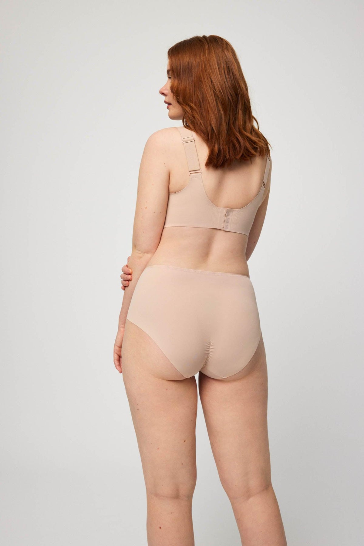 Brasier sin aro con tirantes anchos y push-up ligero nude