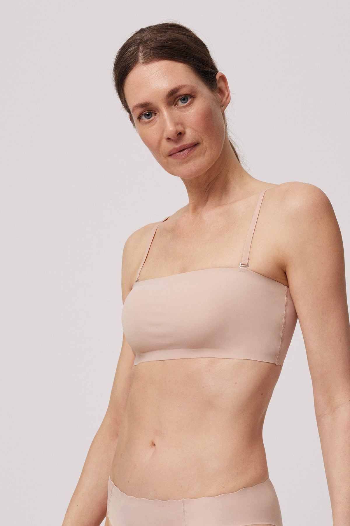 Bandeau con relleno y tirantes removibles nude