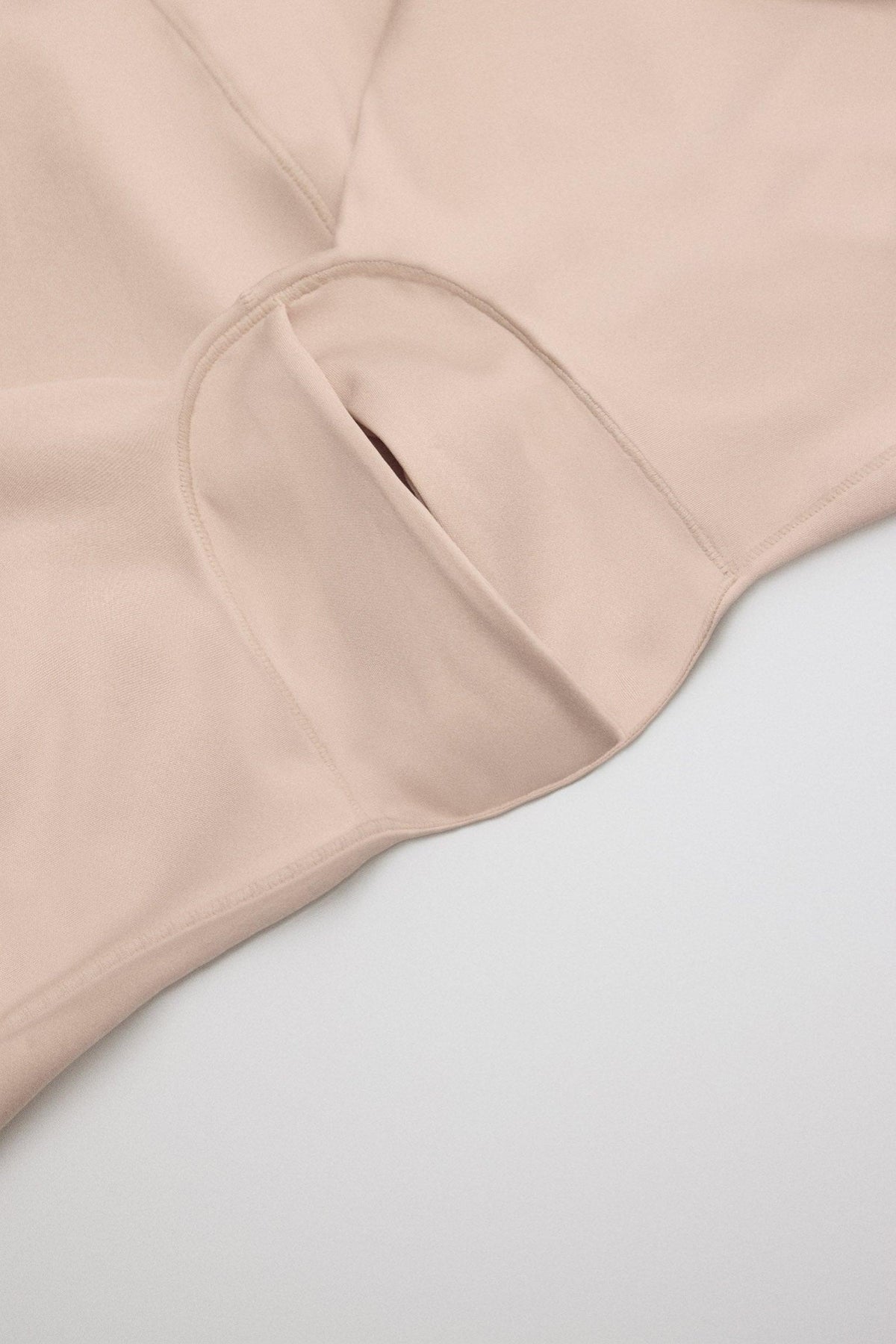 Body-up reductor con abertura y acabados invisibles color nude