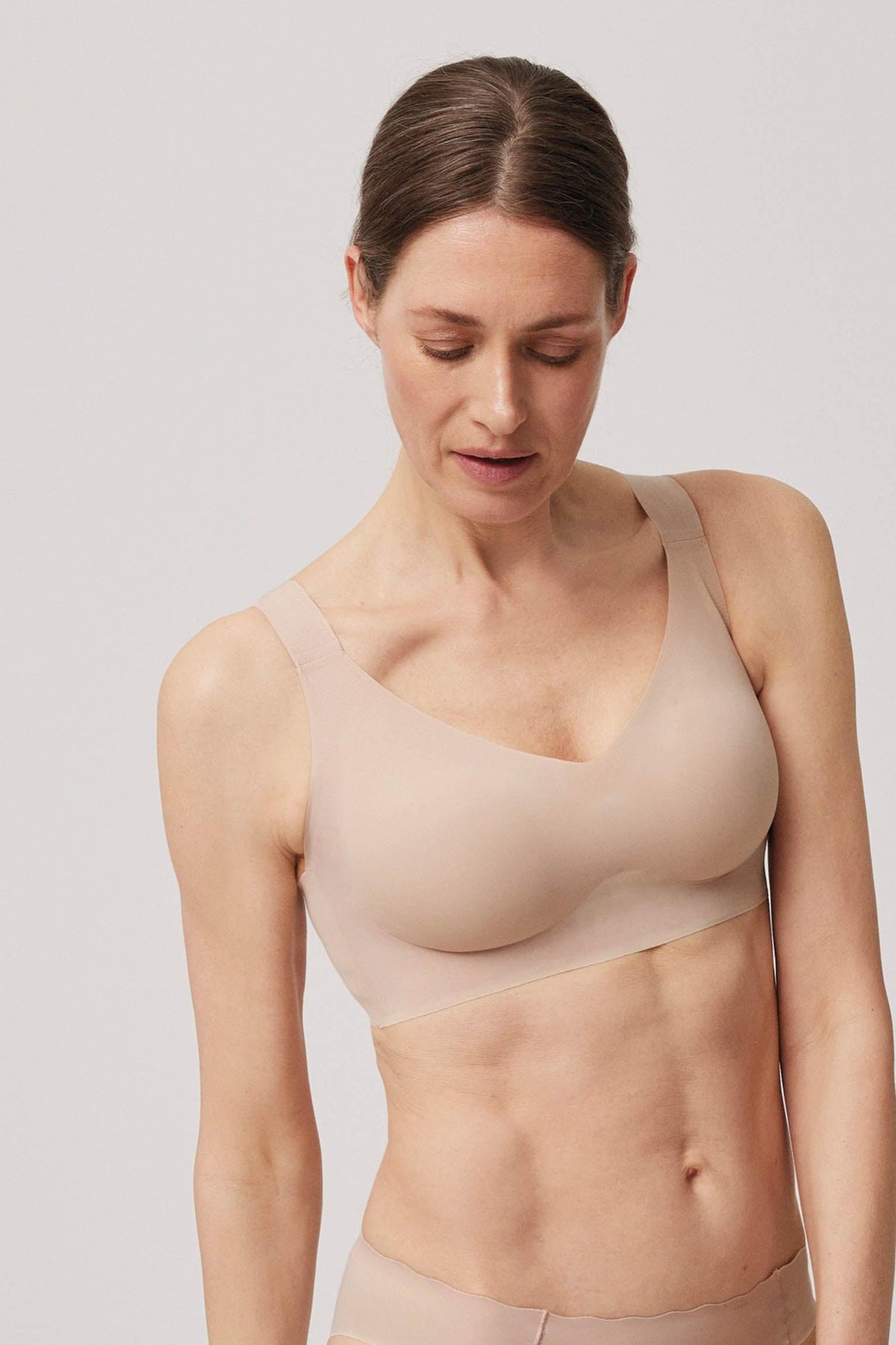 Brasier sin aro con tirantes anchos y push-up ligero nude