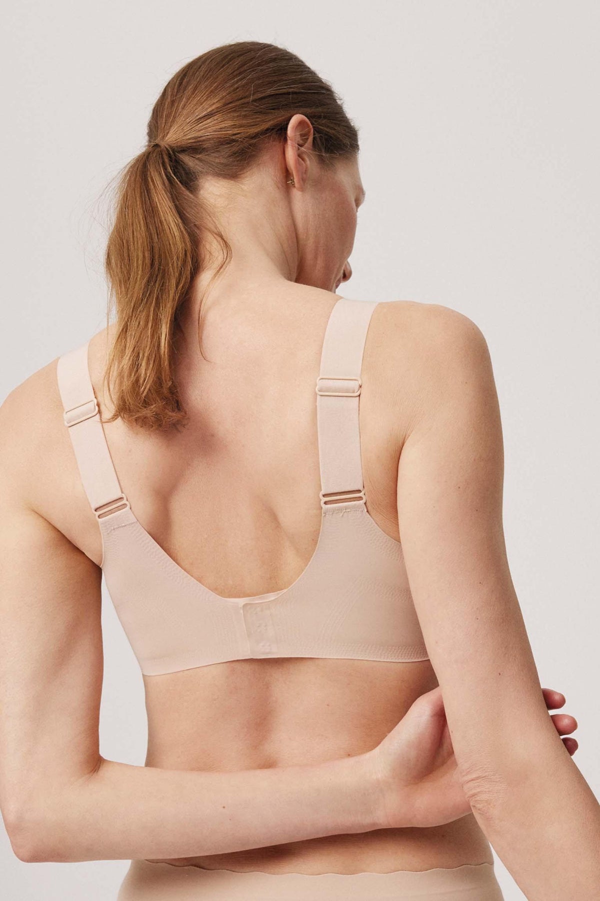 Brasier sin aro con tirantes anchos y push-up ligero nude